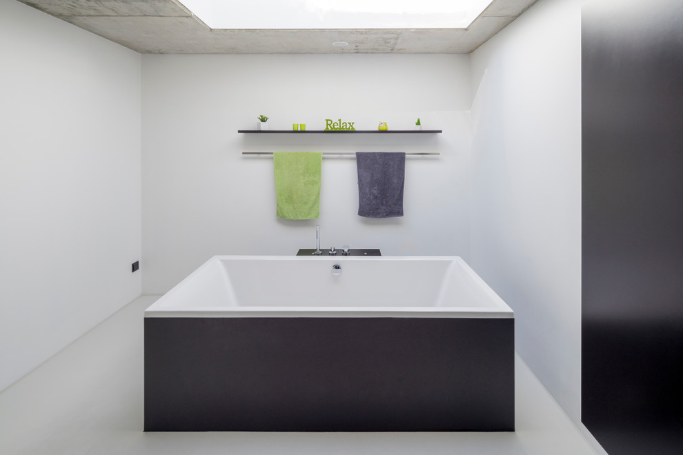 Imagen de cuarto de baño actual grande con bañera exenta y paredes blancas