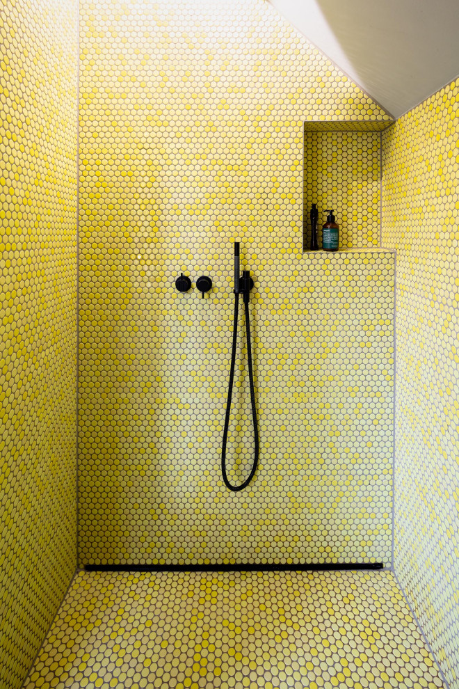 Ispirazione per una stanza da bagno con doccia minimal di medie dimensioni con doccia a filo pavimento, piastrelle a mosaico, pareti grigie, pavimento in cemento, pavimento giallo, doccia aperta e nicchia