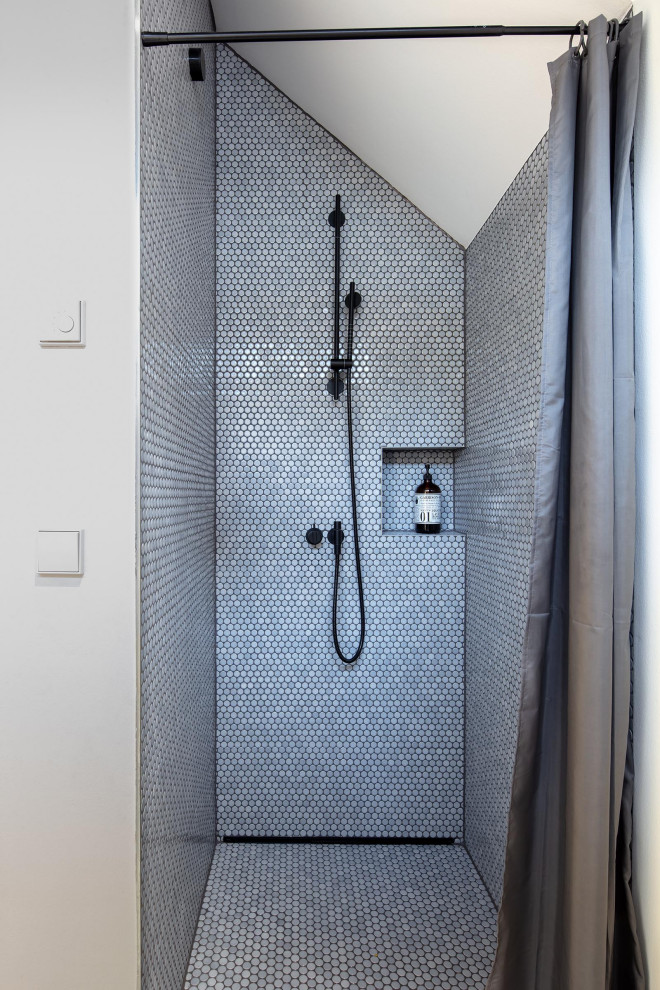 Idée de décoration pour une salle d'eau design de taille moyenne avec une douche à l'italienne, un mur gris, sol en béton ciré, un sol gris, aucune cabine et meuble double vasque.