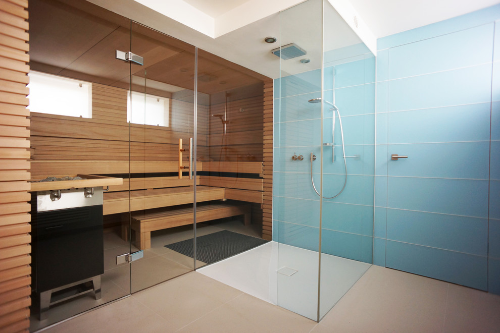 Пример оригинального дизайна: баня и сауна в современном стиле с синими стенами