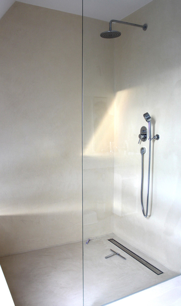 Immagine di una stanza da bagno contemporanea con doccia a filo pavimento