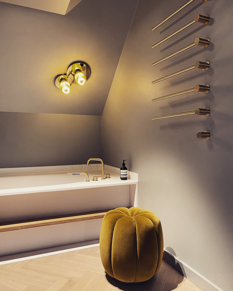Mittelgroßes Modernes Badezimmer En Suite mit gebeiztem Holzboden, grauem Boden und Wandnische