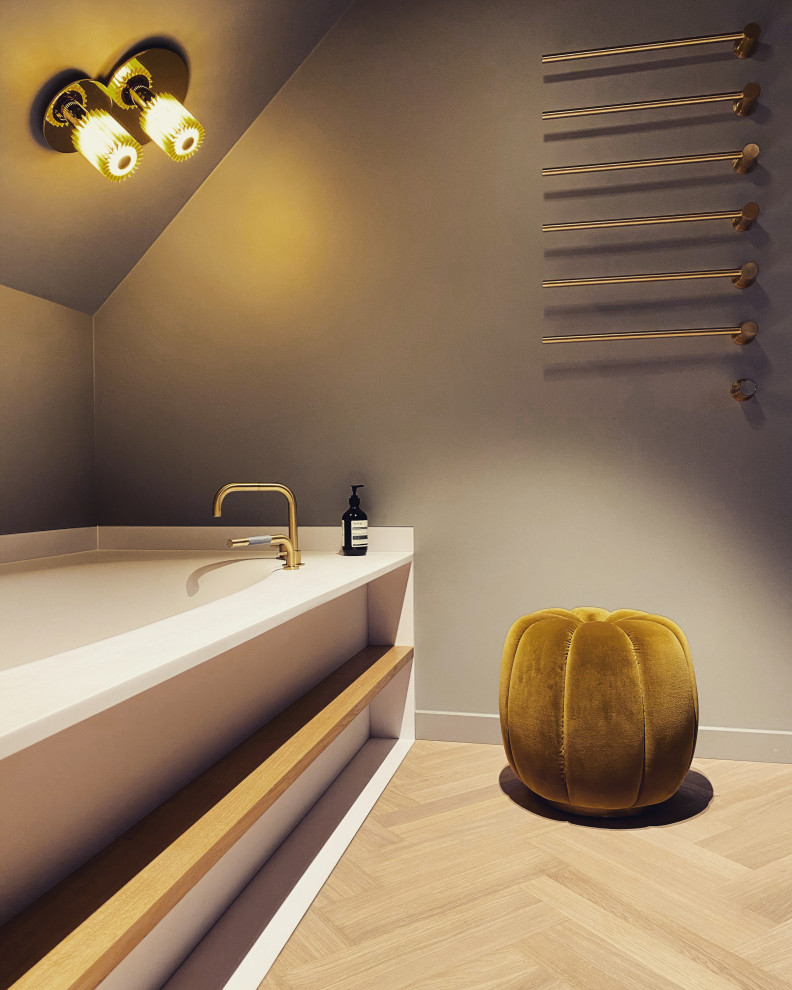 Пример оригинального дизайна: главная ванная комната среднего размера в современном стиле с накладной ванной, серыми стенами, деревянным полом, серым полом и нишей