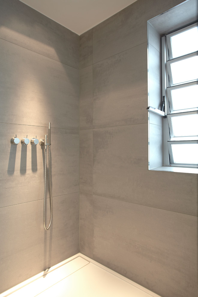 Inspiration pour une salle de bain design avec une douche d'angle.