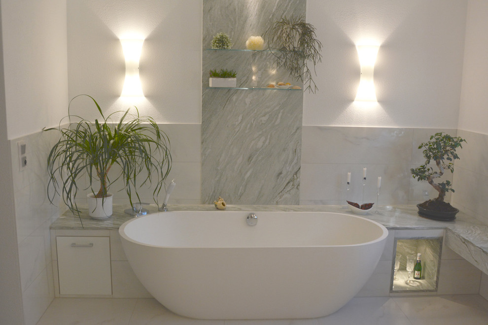 Inspiration för ett stort vintage badrum, med vita skåp, ett fristående badkar, vit kakel, keramikplattor, vita väggar, klinkergolv i keramik och marmorbänkskiva