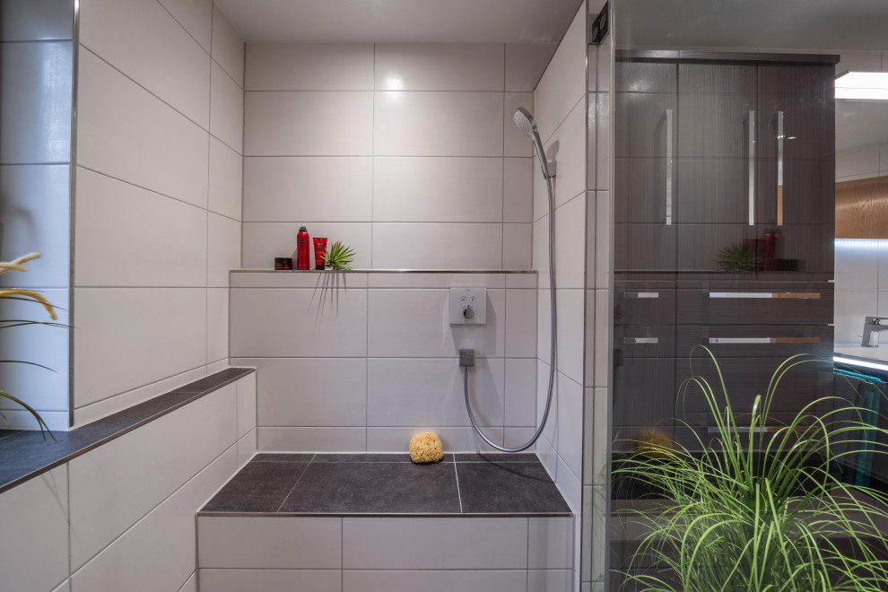 Großes Klassisches Duschbad mit dunklen Holzschränken, bodengleicher Dusche, Wandtoilette, weißen Fliesen, weißer Wandfarbe, offener Dusche, weißer Waschtischplatte, Doppelwaschbecken und eingebautem Waschtisch in Stuttgart