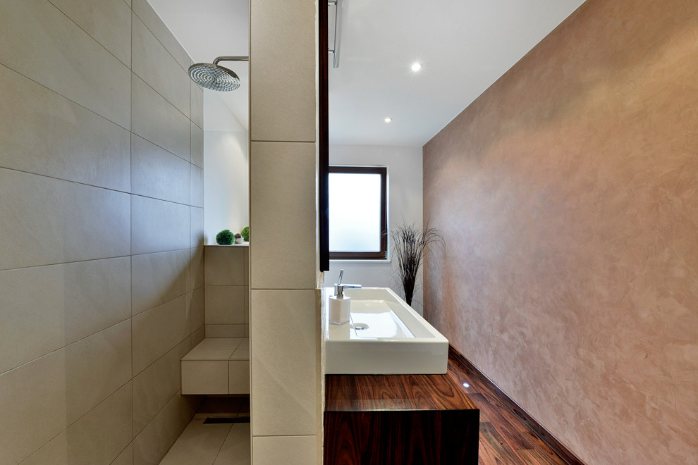 Идея дизайна: ванная комната среднего размера в современном стиле с открытым душем, бежевой плиткой, коричневыми стенами, темным паркетным полом, раковиной с несколькими смесителями, темными деревянными фасадами, столешницей из дерева и открытым душем