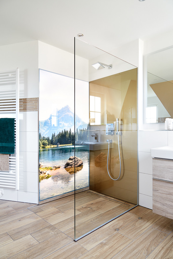 Ejemplo de cuarto de baño principal contemporáneo grande con puertas de armario de madera clara, bañera esquinera, ducha abierta, baldosas y/o azulejos blancos y ducha abierta