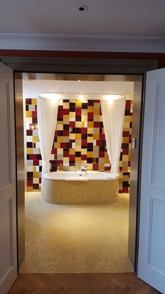 Mittelgroßes Modernes Badezimmer mit Mosaik-Bodenfliesen, freistehender Badewanne, Mosaikfliesen und farbigen Fliesen in Sonstige