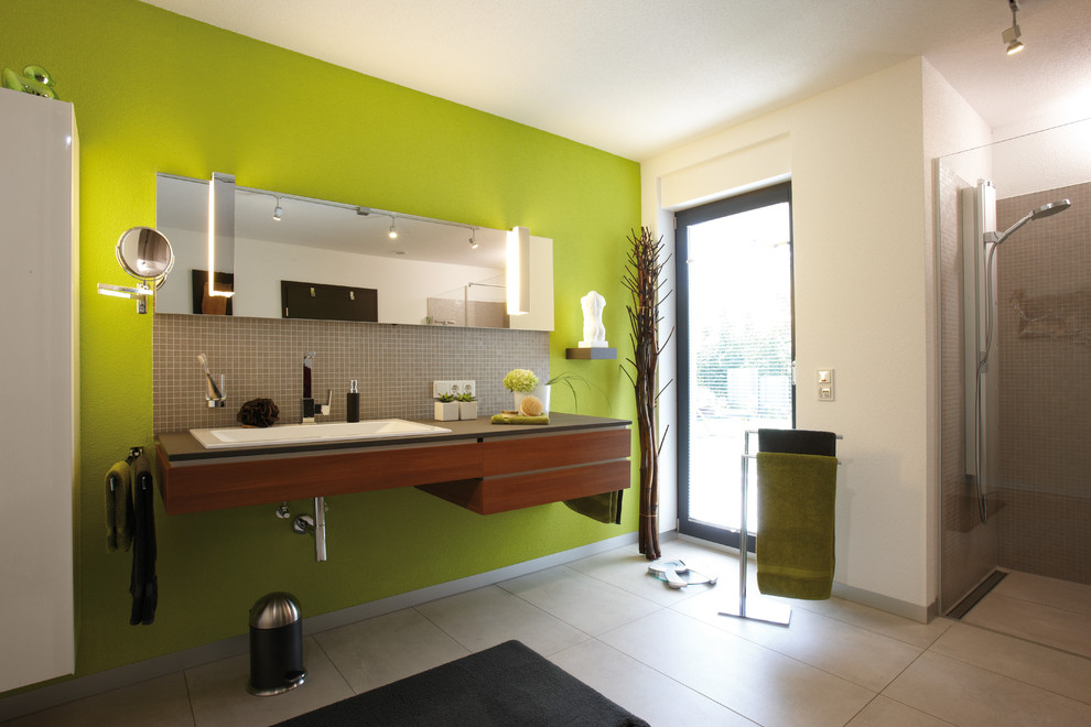 На фото: ванная комната в стиле модернизм с коричневыми фасадами, душем без бортиков, бежевой плиткой, плиткой мозаикой, зелеными стенами, бежевым полом и коричневой столешницей