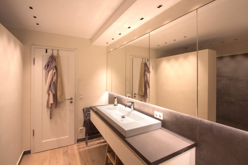 Inspiration för ett mycket stort lantligt grå grått badrum med dusch, med luckor med profilerade fronter, vita skåp, en öppen dusch, grå kakel, stenhäll, beige väggar, ljust trägolv, ett fristående handfat, granitbänkskiva, brunt golv och med dusch som är öppen