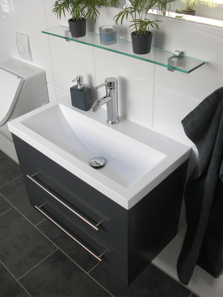 Exempel på ett litet modernt badrum, med släta luckor, grå skåp, ett urinoar, vit kakel, keramikplattor, vita väggar, klinkergolv i porslin, ett avlångt handfat och träbänkskiva