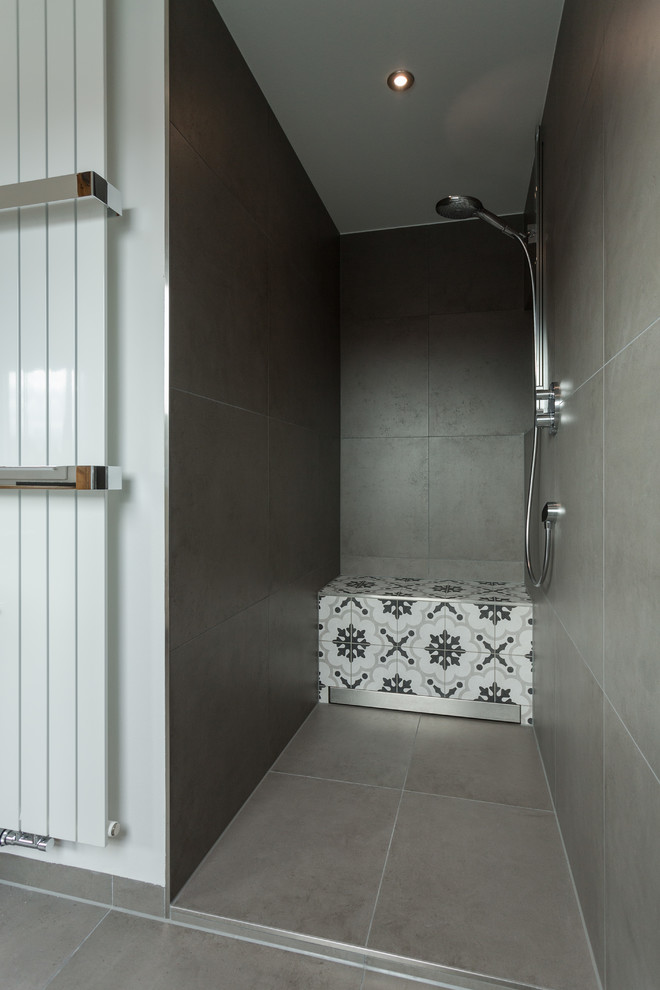 Идея дизайна: ванная комната в современном стиле с серым полом