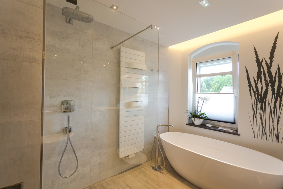 Idées déco pour une salle d'eau contemporaine de taille moyenne avec une baignoire indépendante, une douche ouverte, un carrelage beige, un mur blanc, un sol beige et aucune cabine.