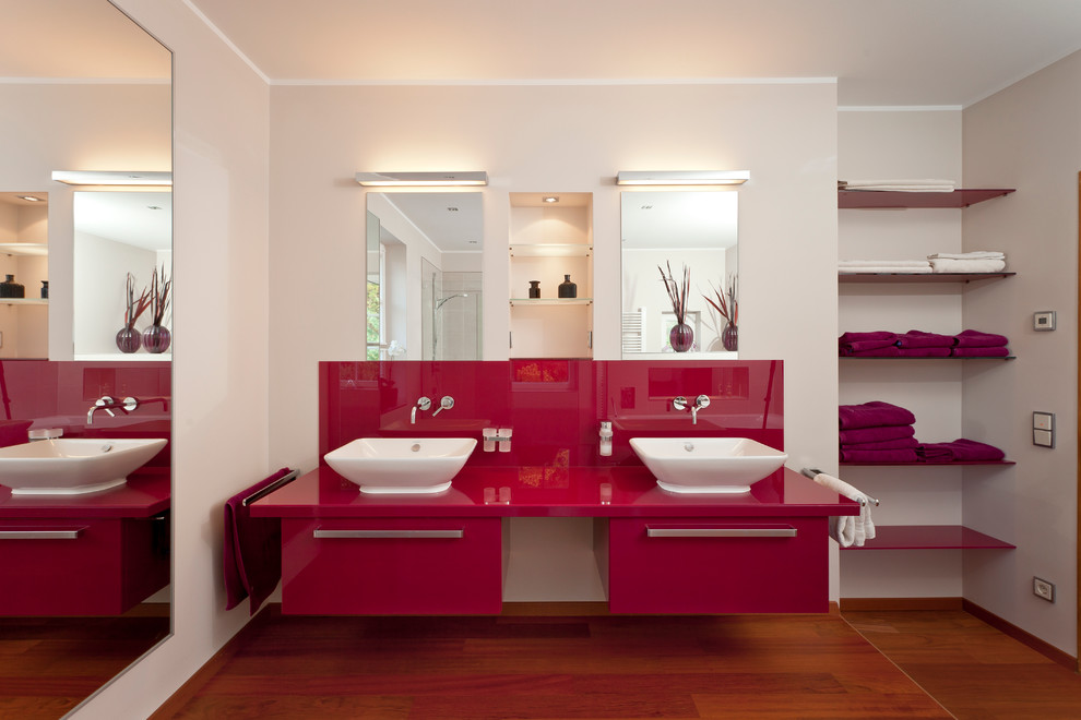 Источник вдохновения для домашнего уюта: большая ванная комната в современном стиле с плоскими фасадами, белыми стенами, паркетным полом среднего тона и настольной раковиной