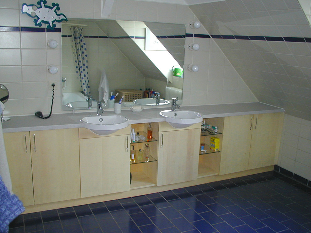 Immagine di una stanza da bagno con doccia minimal di medie dimensioni con ante lisce, ante beige, piastrelle bianche, piastrelle in ceramica, pareti bianche, lavabo a bacinella, top piastrellato e pavimento blu