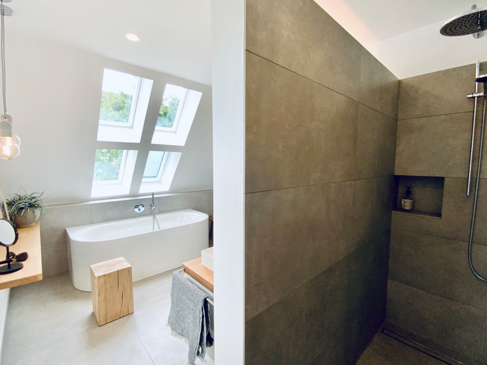 На фото: большая ванная комната в современном стиле с белыми фасадами, отдельно стоящей ванной, открытым душем, инсталляцией, белыми стенами, бетонным полом, настольной раковиной, серым полом, открытым душем, тумбой под две раковины и подвесной тумбой с
