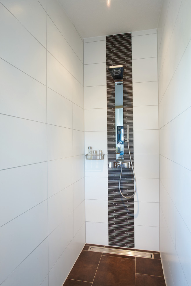Источник вдохновения для домашнего уюта: ванная комната в современном стиле с белой плиткой, белыми стенами и коричневым полом
