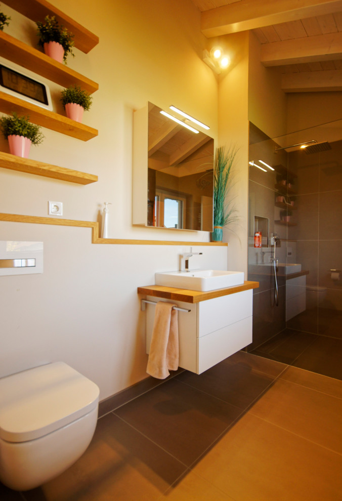 Cette photo montre une salle de bain tendance avec un placard à porte plane et des portes de placard blanches.