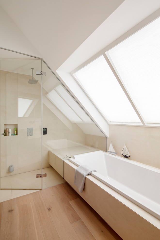 Пример оригинального дизайна: ванная комната среднего размера в современном стиле с накладной ванной, душем без бортиков, плиткой из листового камня, бежевыми стенами и светлым паркетным полом