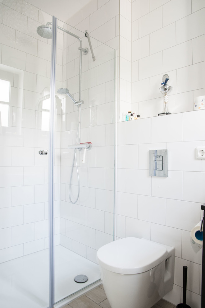 На фото: ванная комната в стиле кантри с угловым душем, белой плиткой, белыми стенами и керамической плиткой