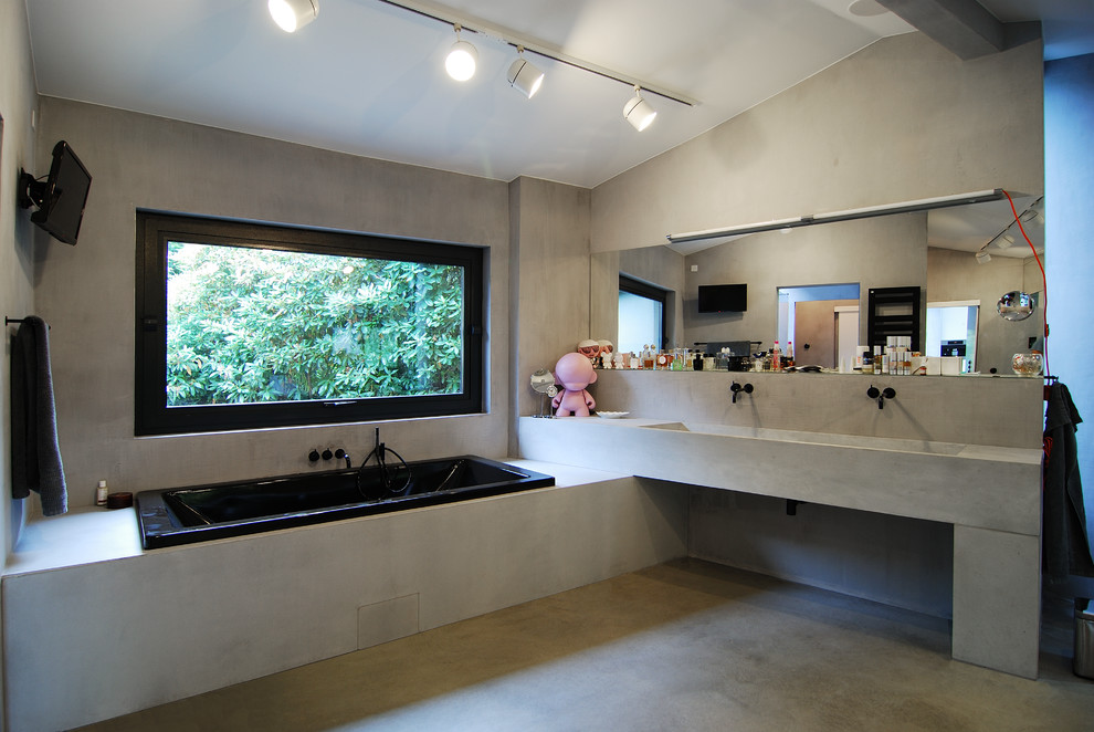 Стильный дизайн: большая ванная комната в современном стиле с накладной ванной, серыми стенами, бетонным полом, раковиной с несколькими смесителями, столешницей из бетона и серыми фасадами - последний тренд