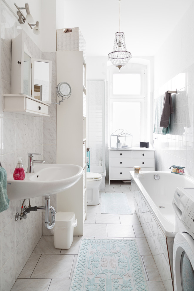 На фото: маленькая ванная комната в скандинавском стиле для на участке и в саду с