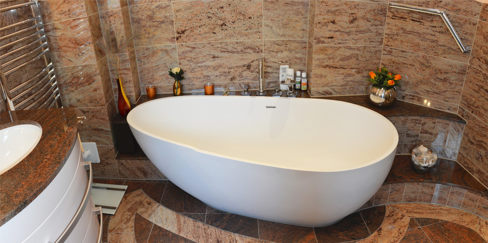 Exempel på ett mellanstort klassiskt badrum, med vita skåp, ett fristående badkar, stenkakel, ett undermonterad handfat och granitbänkskiva