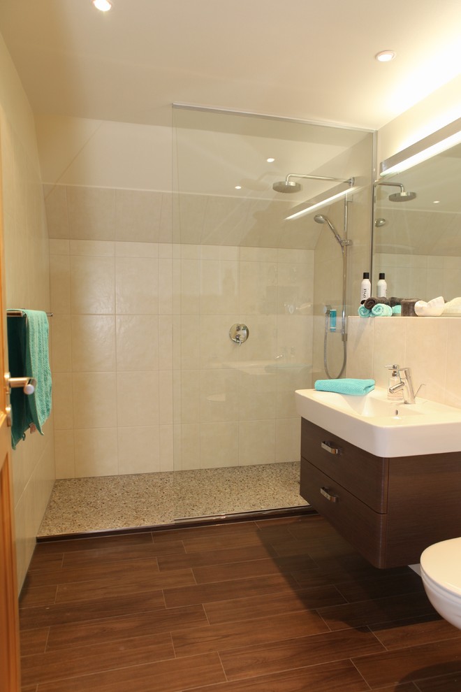 Foto på ett mellanstort funkis badrum med dusch, med en öppen dusch och klinkergolv i keramik