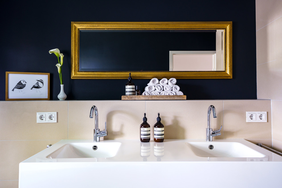 Ejemplo de cuarto de baño contemporáneo con baldosas y/o azulejos beige, paredes azules y lavabo suspendido