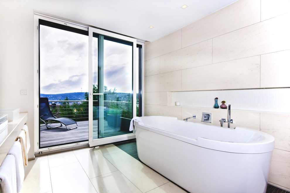 Aménagement d'une salle de bain moderne de taille moyenne avec une baignoire indépendante, un carrelage beige, des carreaux de céramique, un mur blanc, un sol en carrelage de céramique et un sol beige.
