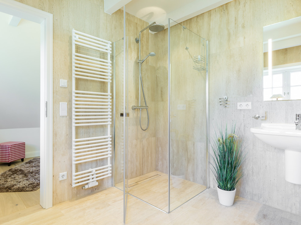 Mittelgroßes Landhaus Badezimmer mit bodengleicher Dusche, beigen Fliesen, Steinfliesen, beiger Wandfarbe, Kalkstein und Wandwaschbecken in Sonstige