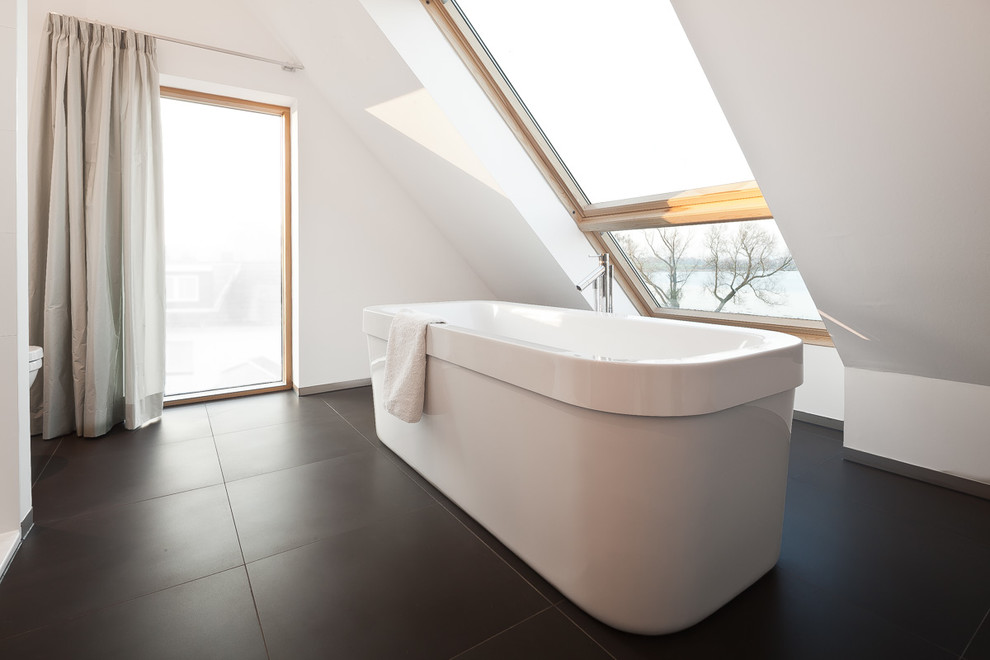 Diseño de cuarto de baño contemporáneo grande con bañera exenta y paredes blancas