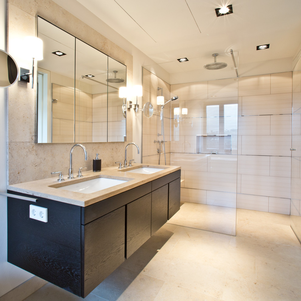Свежая идея для дизайна: ванная комната в современном стиле с плоскими фасадами, темными деревянными фасадами, бежевой плиткой, плиткой из листового камня, белыми стенами, накладной раковиной, столешницей из дерева и полом из известняка - отличное фото интерьера