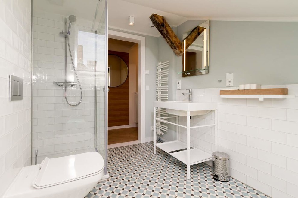 Источник вдохновения для домашнего уюта: ванная комната среднего размера в морском стиле с открытыми фасадами, угловым душем, инсталляцией, белой плиткой, синими стенами, душевой кабиной, белыми фасадами, плиткой кабанчик, полом из керамической плитки, консольной раковиной, разноцветным полом и душем с распашными дверями