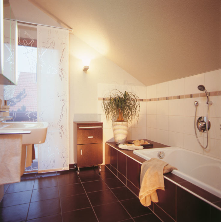 Esempio di una stanza da bagno mediterranea con ante marroni, vasca da incasso, piastrelle bianche, pareti beige e pavimento nero
