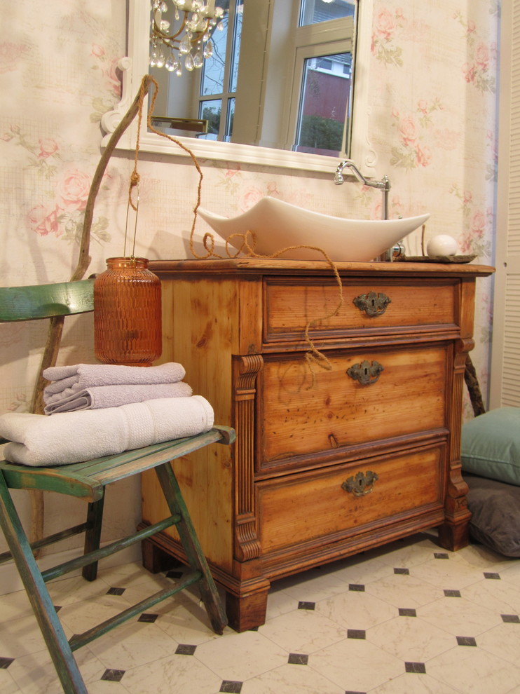 Inredning av ett rustikt mellanstort en-suite badrum, med luckor med profilerade fronter, skåp i slitet trä, träbänkskiva och ett fristående handfat