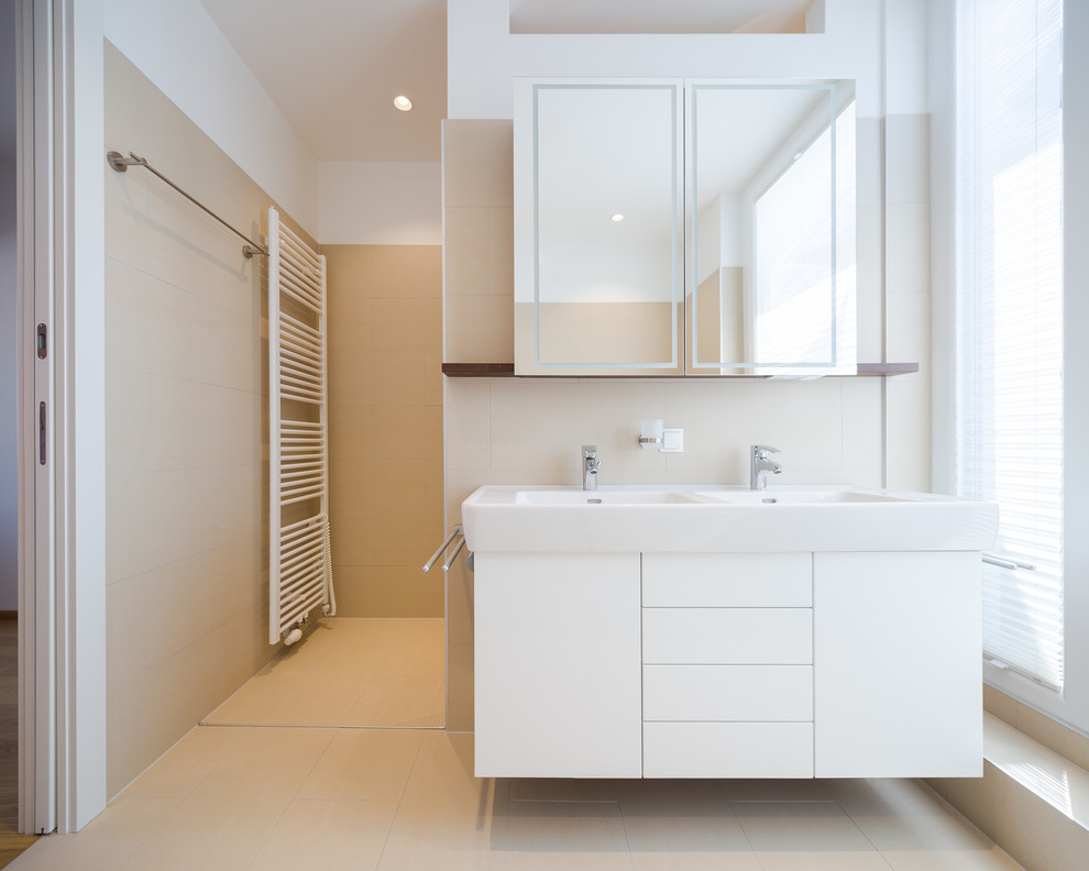 Imagen de cuarto de baño escandinavo con armarios tipo vitrina y ducha a ras de suelo