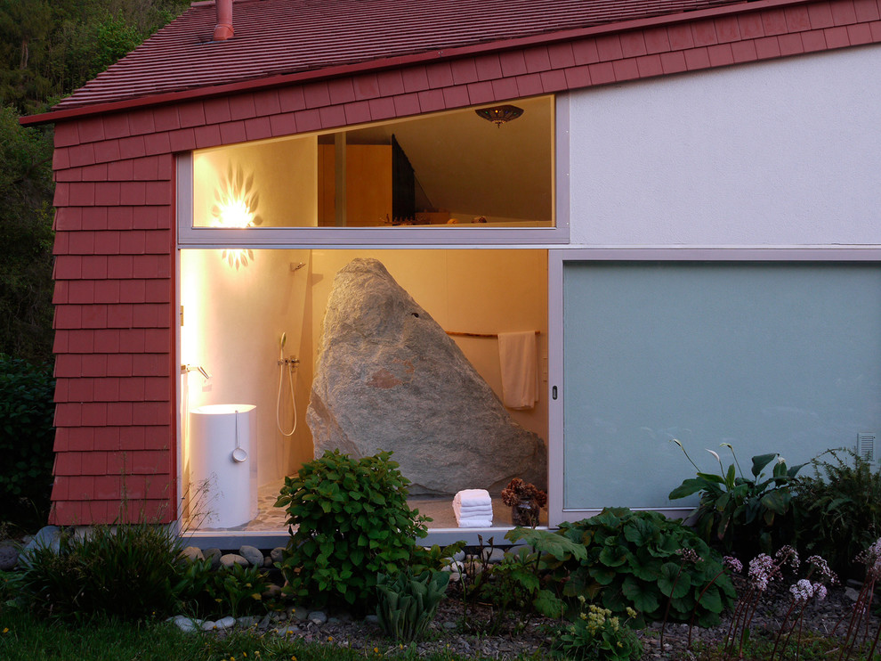 Aménagement d'une salle d'eau contemporaine avec une grande vasque, une douche à l'italienne, un mur blanc et un sol en galet.