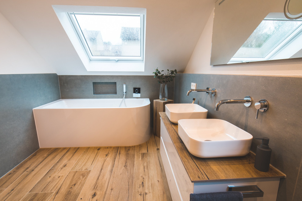 Свежая идея для дизайна: ванная комната среднего размера в современном стиле с серой плиткой и тумбой под две раковины - отличное фото интерьера