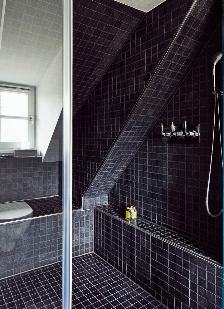 Inspiration pour une salle de bain design avec une douche ouverte, un carrelage noir, des carreaux de céramique, un mur noir et un sol en carrelage de céramique.