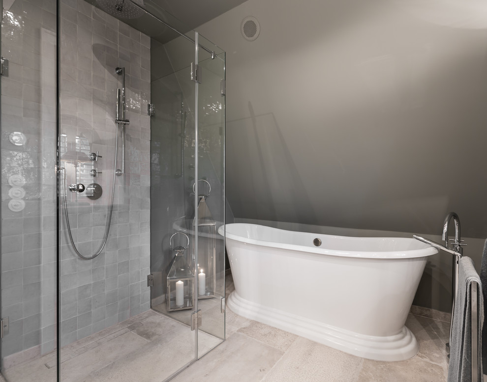 Idéer för att renovera ett litet funkis badrum, med ett fristående badkar, en kantlös dusch, grå kakel, stenkakel, grå väggar och kalkstensgolv