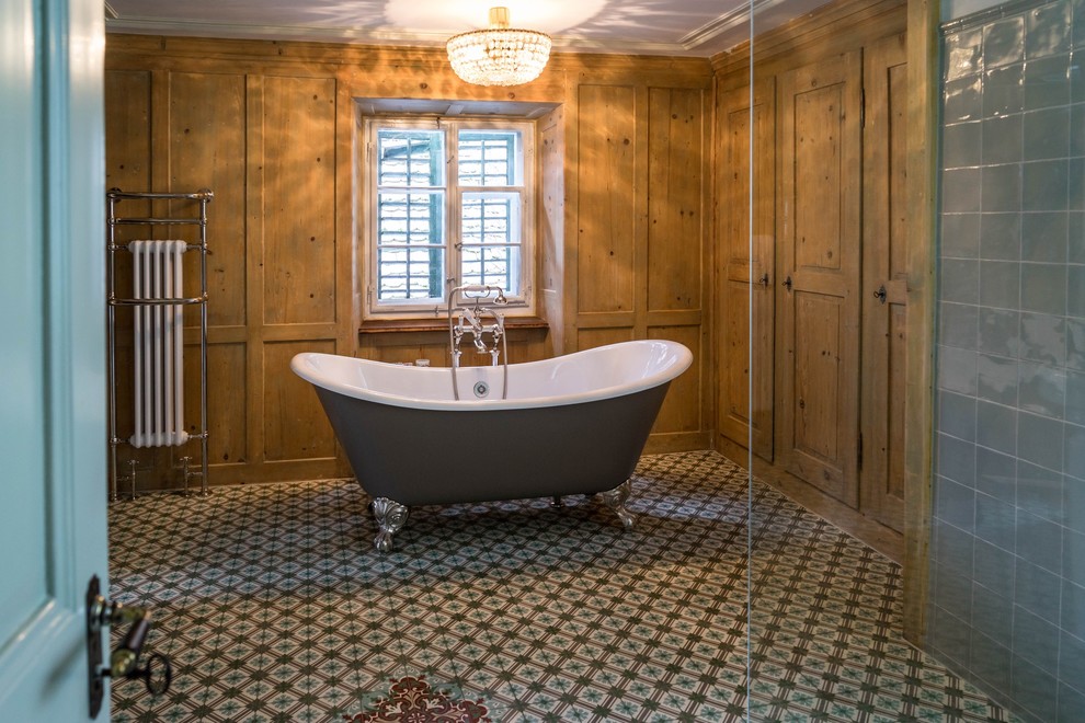 Cette photo montre une salle de bain principale chic de taille moyenne avec une baignoire indépendante, une douche à l'italienne, carreaux de ciment au sol, un plan vasque, un sol vert et aucune cabine.