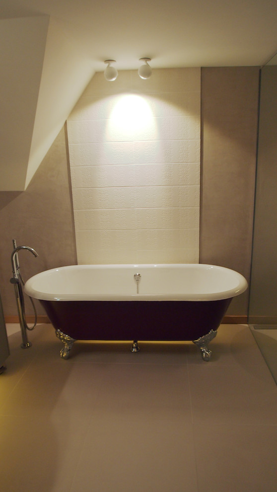 Modelo de cuarto de baño principal contemporáneo de tamaño medio con baldosas y/o azulejos beige y encimera de madera
