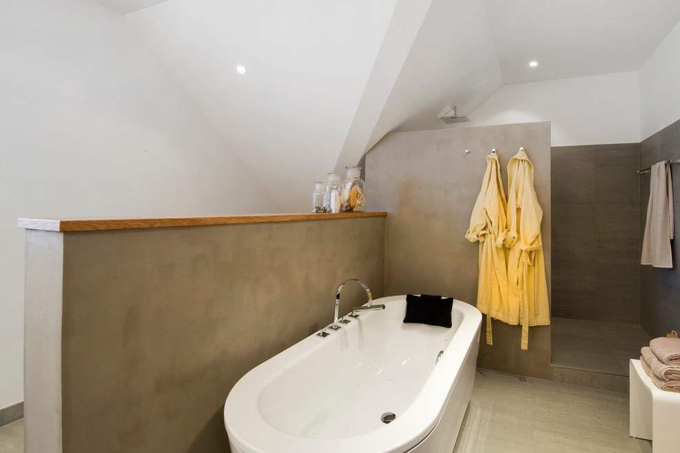 Cette photo montre une salle de bain tendance avec une baignoire indépendante et une douche ouverte.