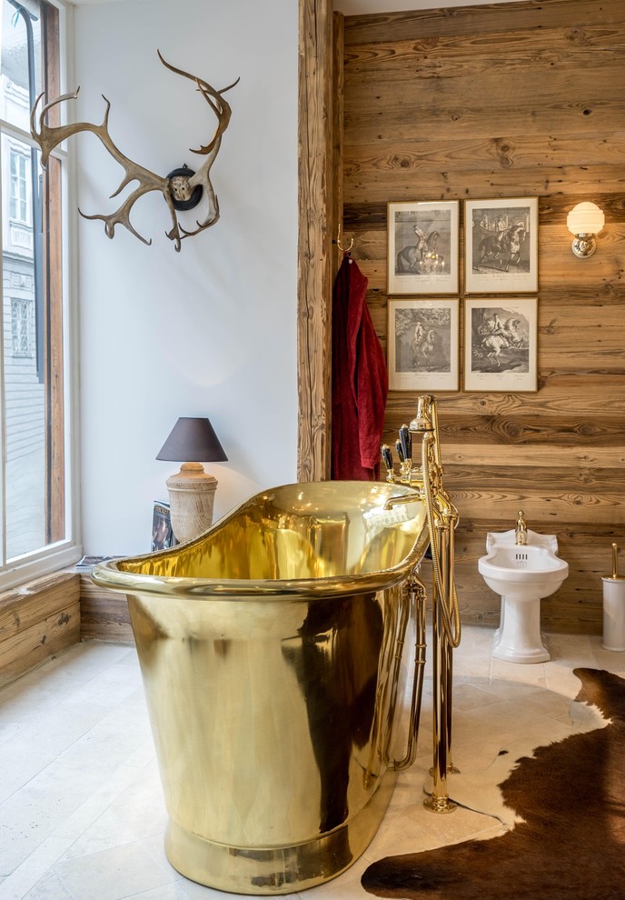 Inredning av ett rustikt mellanstort badrum med dusch, med ett fristående badkar, kalkstensgolv, ett konsol handfat, beiget golv, en dusch/badkar-kombination, en bidé och bruna väggar