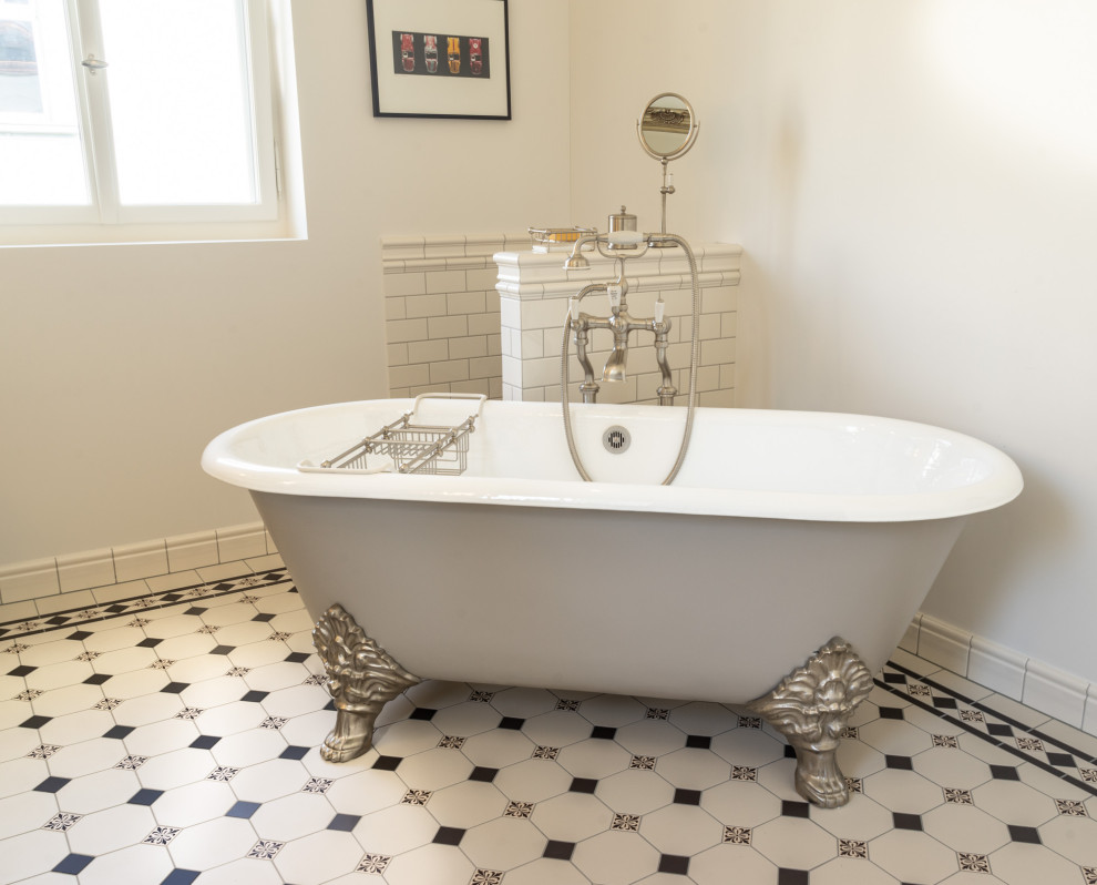 Пример оригинального дизайна: большая ванная комната в классическом стиле с ванной на ножках, душем без бортиков, унитазом-моноблоком, белой плиткой, белыми стенами, белым полом, шторкой для ванной, тумбой под одну раковину и напольной тумбой