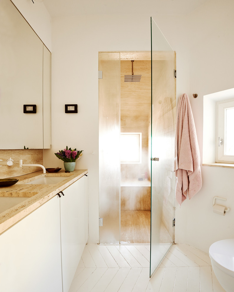 Modernes Badezimmer mit flächenbündigen Schrankfronten, beigen Schränken, bodengleicher Dusche, beigen Fliesen, beiger Wandfarbe, Unterbauwaschbecken, gebeiztem Holzboden und Marmor-Waschbecken/Waschtisch in München