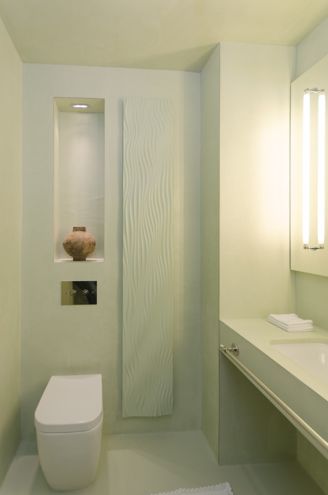 Inspiration för ett mellanstort funkis badrum, med luckor med upphöjd panel, gröna skåp, ett undermonterat badkar, en kantlös dusch, en bidé, gröna väggar, ett undermonterad handfat, grönt golv och med dusch som är öppen