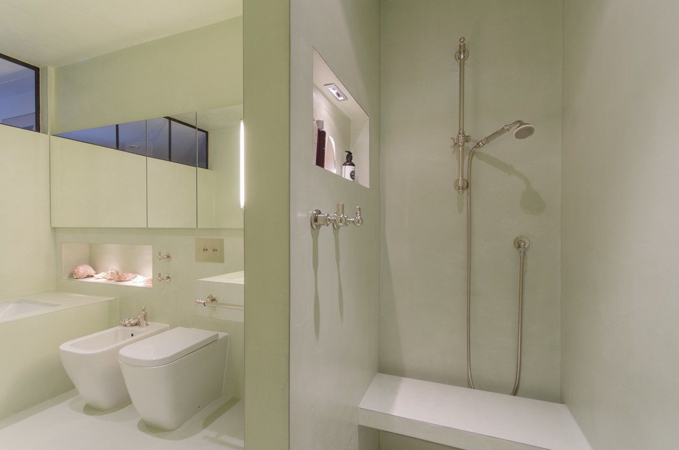 Стильный дизайн: ванная комната среднего размера в современном стиле с фасадами с выступающей филенкой, зелеными фасадами, полновстраиваемой ванной, душем без бортиков, биде, зелеными стенами, врезной раковиной, зеленым полом и открытым душем - последний тренд